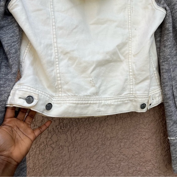Free People‎ distressed denim jacket with knit sleeves and hood - Size M - Picture 9 of 12